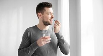 muškarac uzima lijekove za liječenje prostatitisa